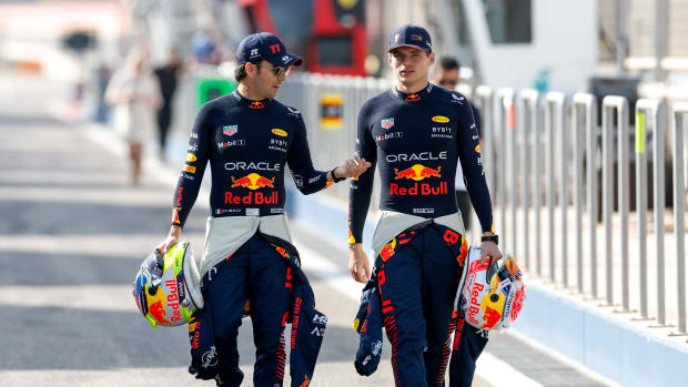Checo Pérez y Max Verstappen caminan uniformados en Bahrein